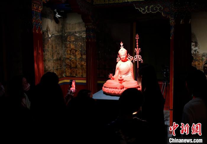 圖為觀眾正在欣賞展覽中的雕塑作品?！±盍?攝