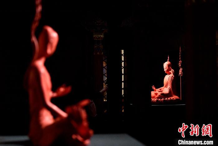 圖為展覽中圍繞西藏歷史與傳統(tǒng)創(chuàng)作的雕塑作品?！±盍?攝