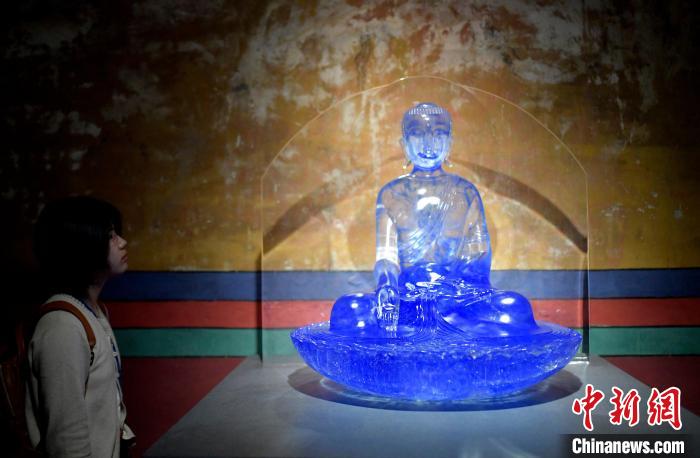 圖為觀眾正在欣賞展覽中的雕塑作品。　李林 攝