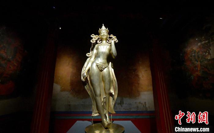 圖為展覽中圍繞西藏歷史與傳統(tǒng)創(chuàng)作的雕塑作品《八萬四千年》。　李林 攝