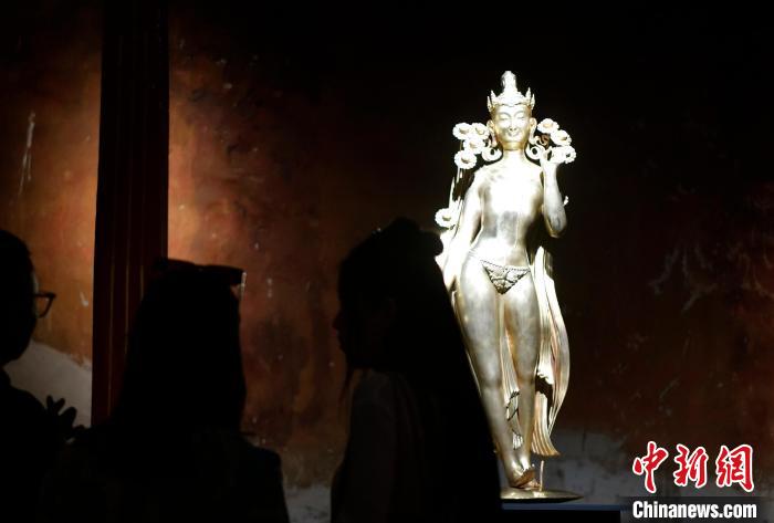 圖為觀眾正在欣賞展覽中的雕塑作品《八萬四千年》?！±盍?攝