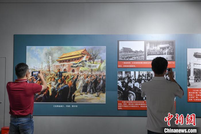 圖為市民參觀《曙光·偉業(yè)——五四運(yùn)動(dòng)與中國共產(chǎn)黨的成立》“七一”特展?！∝暩聛硭?攝