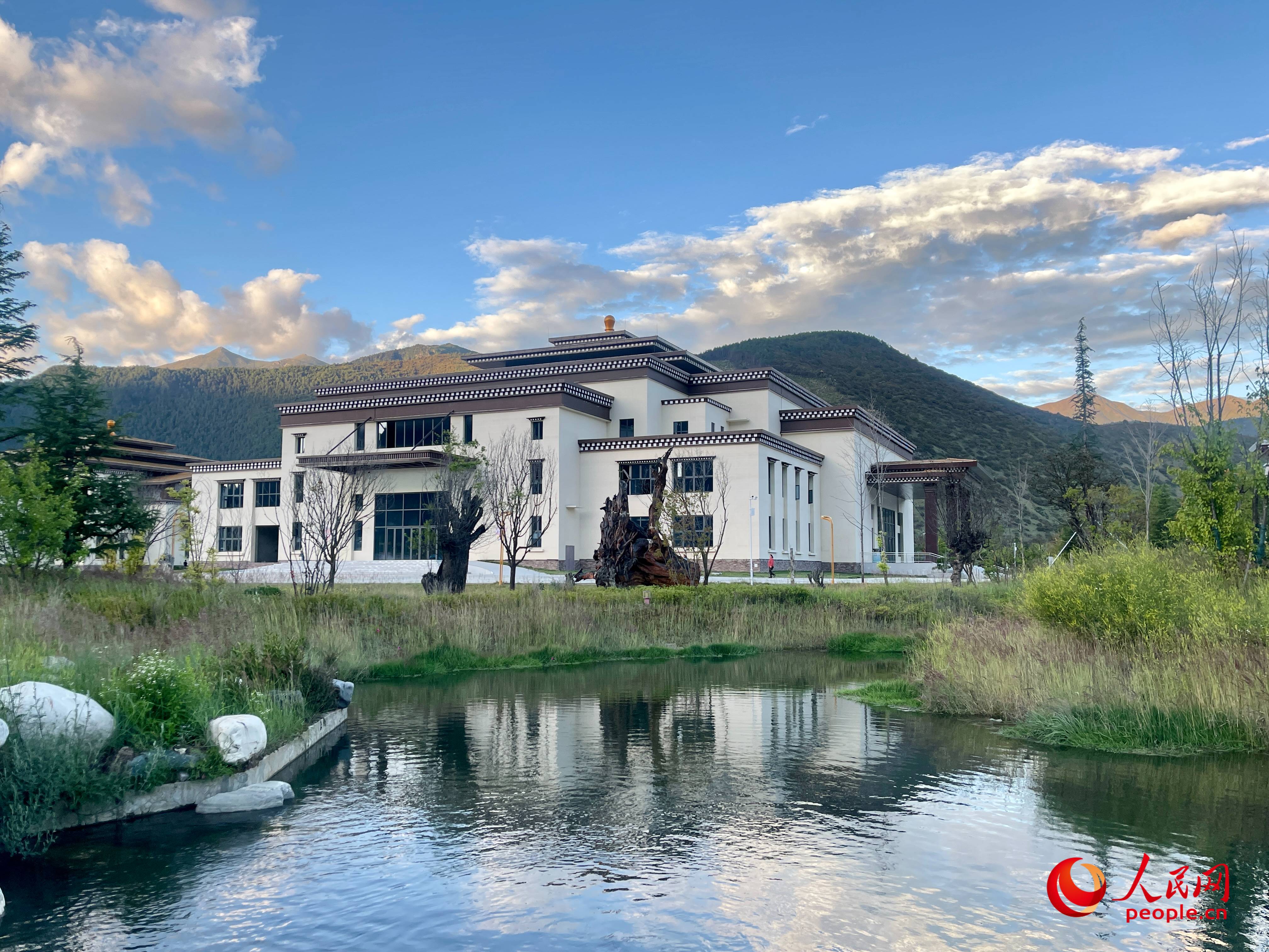 工布公園猶如一幅優(yōu)美畫卷，讓人流連忘返。人民網(wǎng) 周靜圓攝