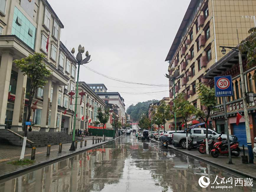 如今的墨脫縣城一應(yīng)俱全。人民網(wǎng) 李海霞攝