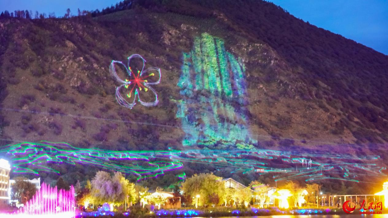 西藏林芝市民族團(tuán)結(jié)廣場燈光秀舞動。人民網(wǎng)記者 趙晨攝