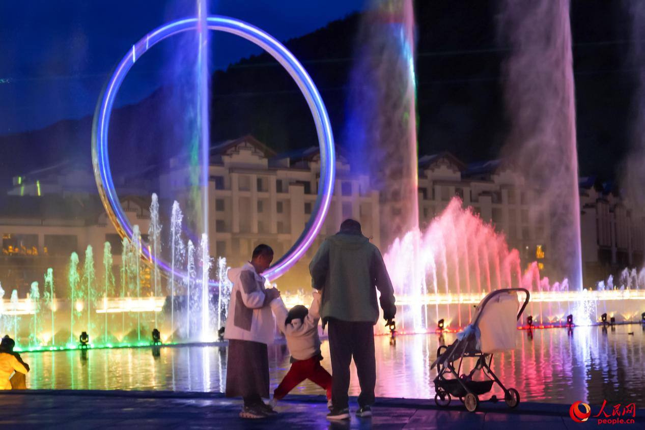 居民在西藏林芝市民族團(tuán)結(jié)廣場上玩耍。人民網(wǎng)記者 趙晨攝