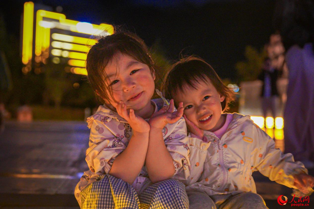 西藏林芝市民族團(tuán)結(jié)廣場上的兒童。人民網(wǎng)記者 趙晨攝