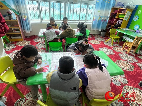 拉多村一所現(xiàn)代化幼兒園小班孩子們正在繪畫。張敏穎 攝