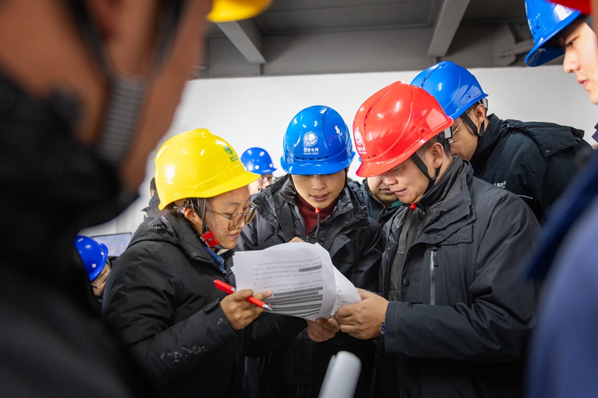 阿里地區(qū)首套電網(wǎng)側(cè)帶超容構網(wǎng)型SVG工程現(xiàn)場運維人員正在進行投運操作。趙清鵬攝