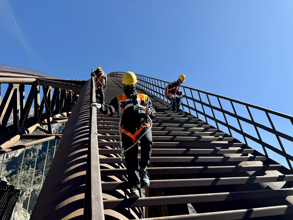 橋拱檢修。馬生明攝