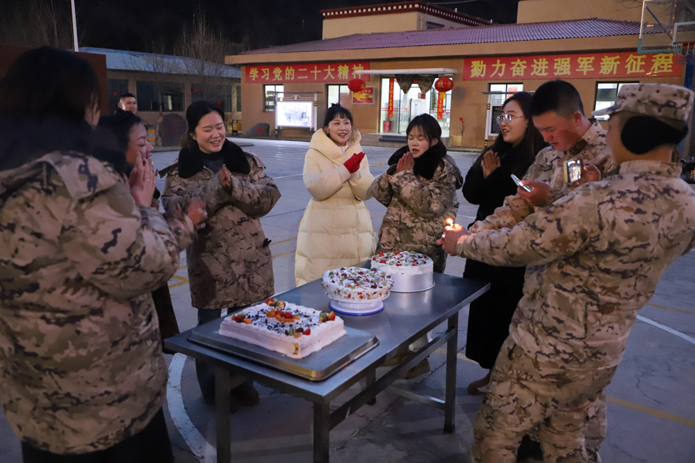 支隊(duì)為來隊(duì)家屬過集體生日?；粢綌z