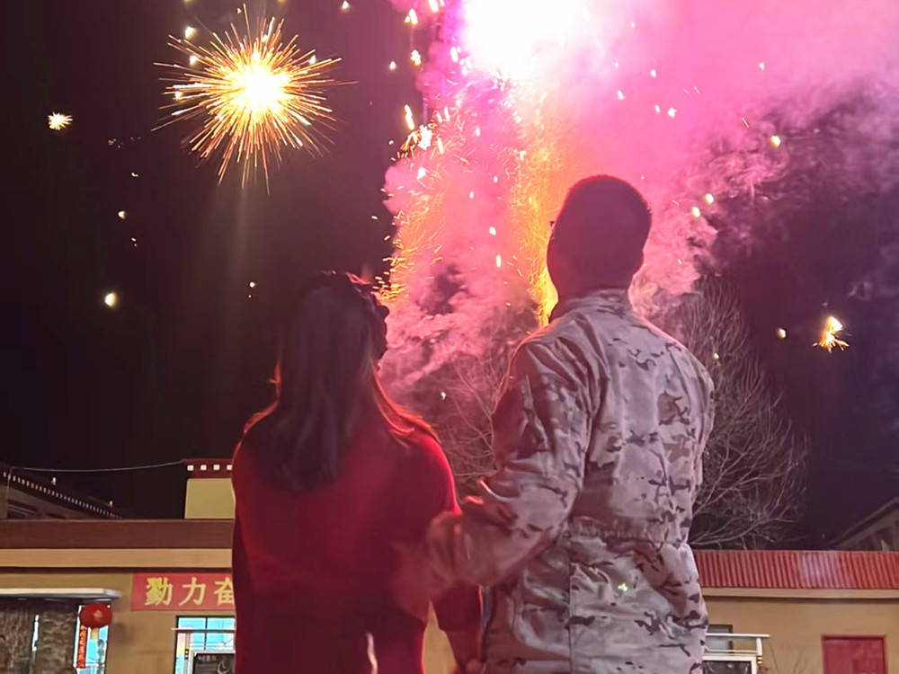 來隊(duì)家屬的溫馨瞬間?；粢綌z