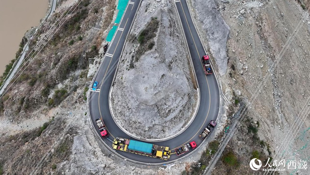 變壓器運輸過彎途中