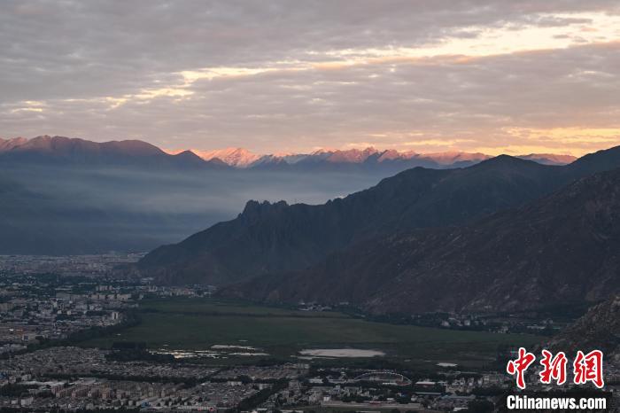 拉薩日出布達(dá)拉宮展千年壯美