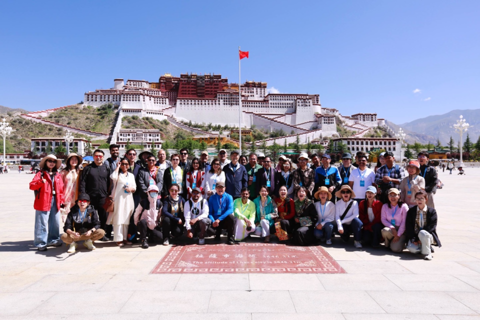 “中國在保護自然環(huán)境的同時實現(xiàn)了高度現(xiàn)代化！” ——多國記者眼中的現(xiàn)代西藏_fororder_圖片1