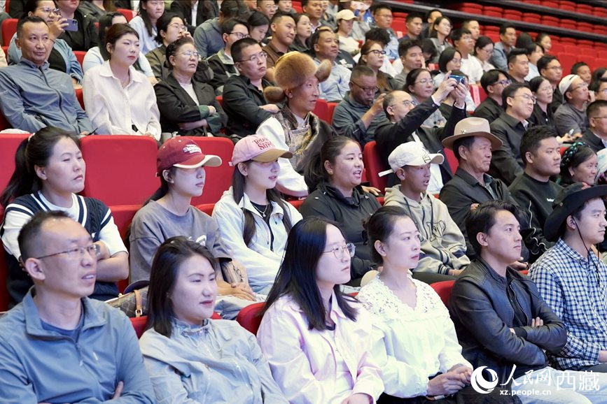 300余名干部職工、群眾代表在現(xiàn)場聆聽講座。人民網(wǎng)記者 次仁羅布攝