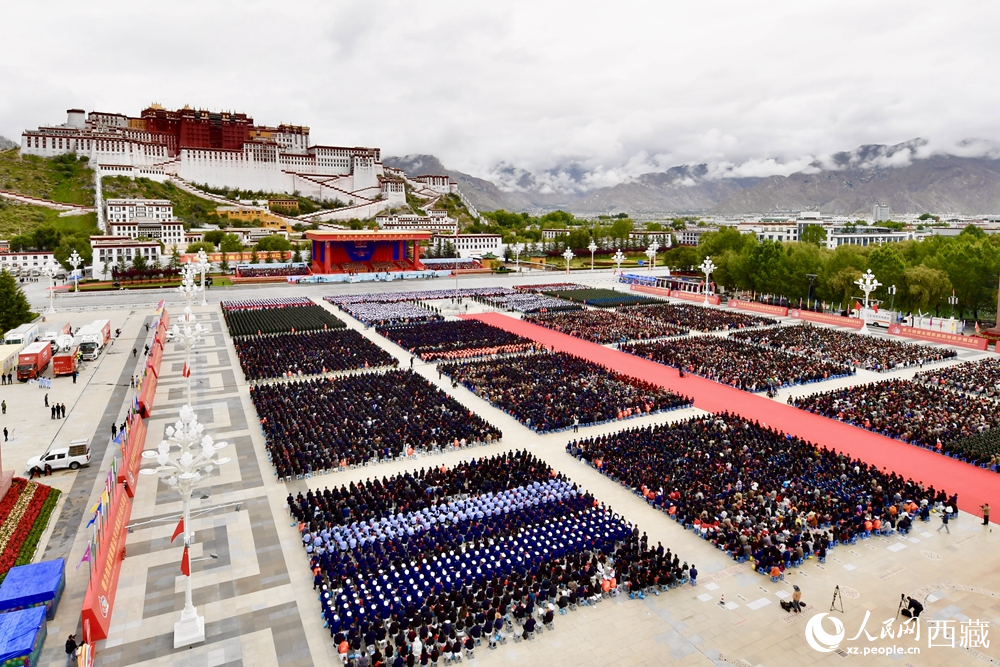 熱烈慶祝西藏自治區(qū)成立60周年大會(huì)現(xiàn)場。索朗旺久攝