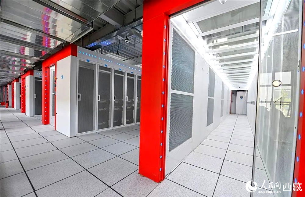 西藏“雅江1號(hào)”人工智能先進(jìn)計(jì)算中心機(jī)房。人民日報(bào)記者 鮮敢攝