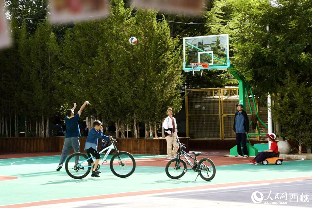 孩子們在社區(qū)享受運動時光。人民網(wǎng)記者 次仁羅布攝