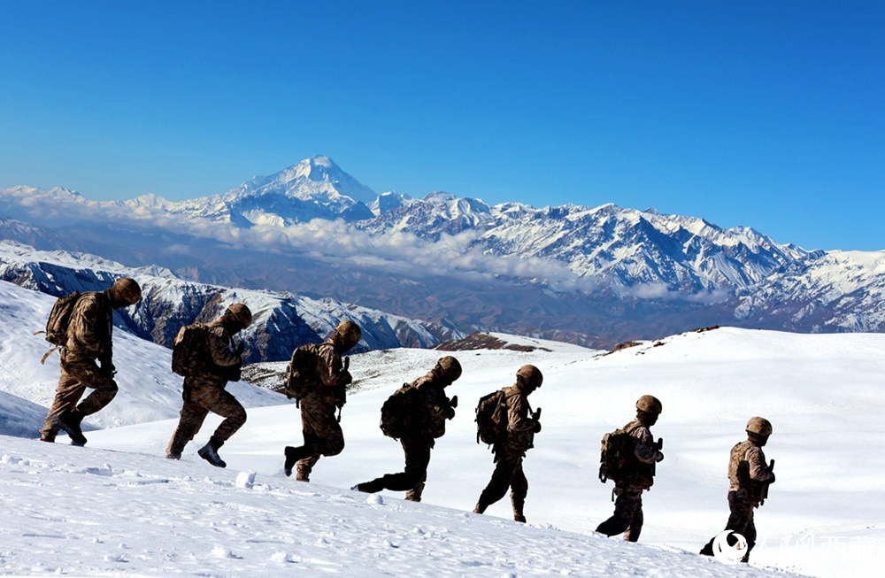 官兵在巡邏。人民日報(bào)記者 瓊達(dá)卓嘎攝