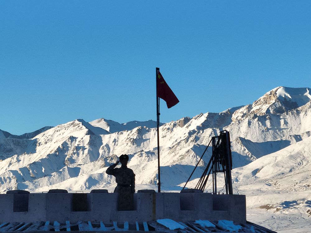 五星紅旗在哨所飄揚(yáng)。人民日報(bào)記者 瓊達(dá)卓嘎攝
