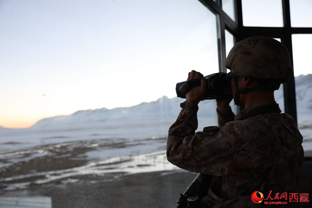 官兵在觀察哨所周邊情況。人民日報(bào)記者 瓊達(dá)卓嘎攝