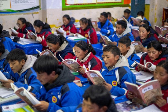 央金和同學(xué)們?cè)诮淌抑猩险n。人民網(wǎng)記者 翁奇羽攝