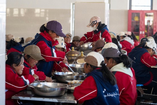 中午時(shí)分，學(xué)生們?cè)谑程糜貌?。人民網(wǎng)記者 翁奇羽攝