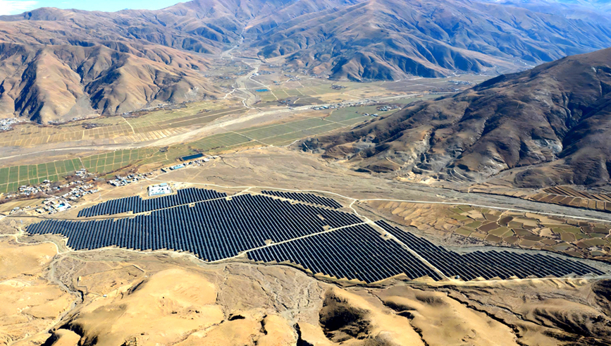 雅魯藏布江畔，光伏“藍(lán)海”覆蓋昔日沙丘。人民網(wǎng)記者 吳雨仁攝