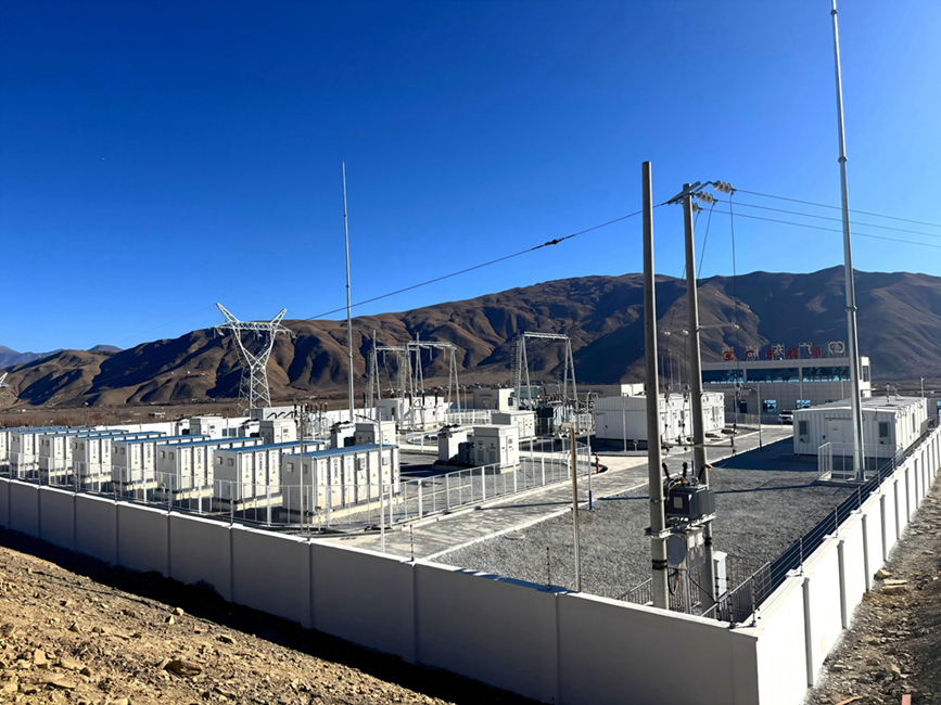 西藏自治區(qū)山南市扎囊縣扎其鄉(xiāng)羅堆村50兆瓦光伏治沙示范項(xiàng)目現(xiàn)場(chǎng)，電網(wǎng)設(shè)施有序運(yùn)行，綠電由此輸送四方。人民網(wǎng)記者 吳雨仁攝