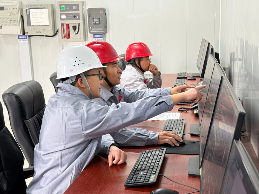 在項(xiàng)目控制室內(nèi)，技術(shù)人員實(shí)時(shí)監(jiān)測(cè)光伏矩陣的運(yùn)行數(shù)據(jù)與發(fā)電情況。人民網(wǎng)記者 吳雨仁攝