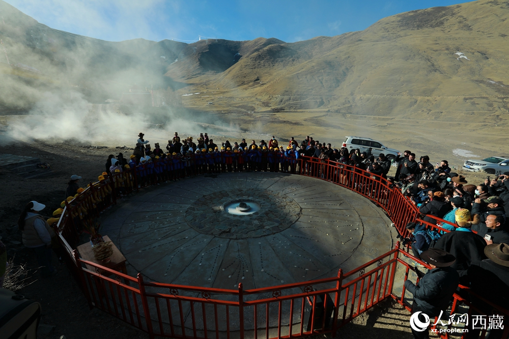 達(dá)普天文觀測(cè)臺(tái)上，陽光精準(zhǔn)穿透觀測(cè)房的方孔，投射在測(cè)光石上，標(biāo)志著高原春耕灌溉時(shí)節(jié)正式到來。人民網(wǎng)記者 吳雨仁攝