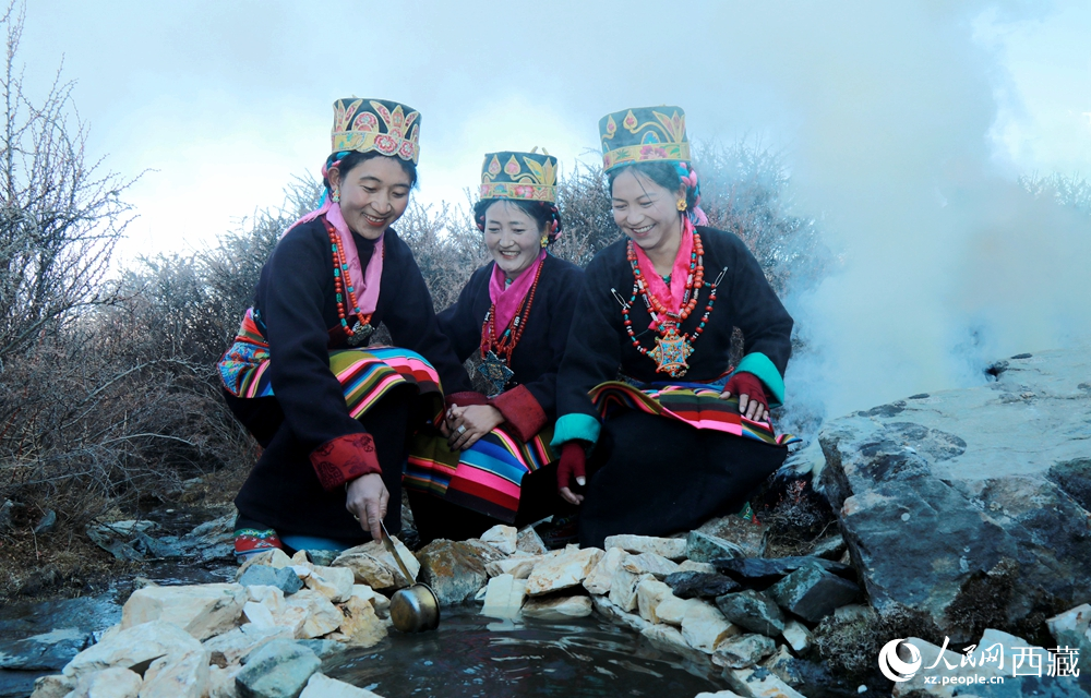 拉東村的婦女們身著盛裝，面帶笑容，用銅勺從溪石間取水，以傳統(tǒng)儀式祈愿新一年五谷豐登、風(fēng)調(diào)雨順。人民網(wǎng)記者 吳雨仁攝