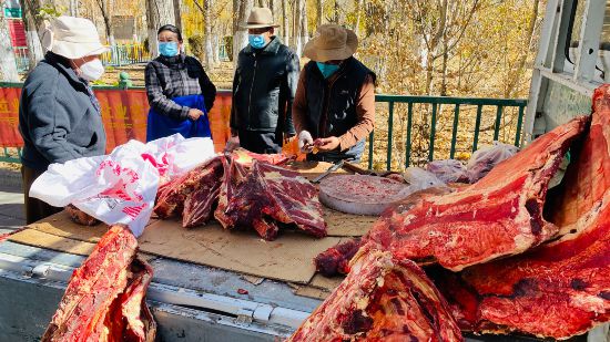 圖為市民正在買牛肉，本報記者 格桑倫珠攝(3737723)-20221201105107(1).jpg