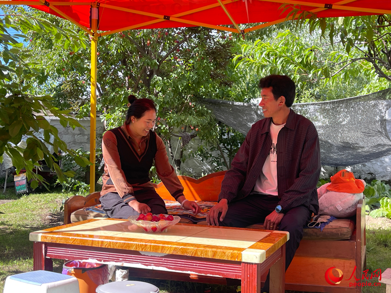 嘎拉村村民達瓦堅參和他的妻子。人民網(wǎng) 周靜圓攝