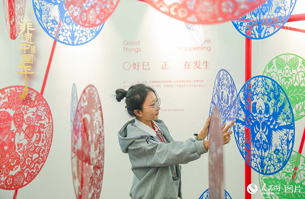 2025年1月30日，在山西太原舉辦的“年自萬物生”——2025山西非遺年俗藝術(shù)展上，由山西省級非遺代表性傳承人張永忠專門創(chuàng)作的剪紙藝術(shù)裝置吸引青年游客關(guān)注，上下映襯的“巳”字讓年文化煥發(fā)新的生機。人民網(wǎng)記者 王帆攝