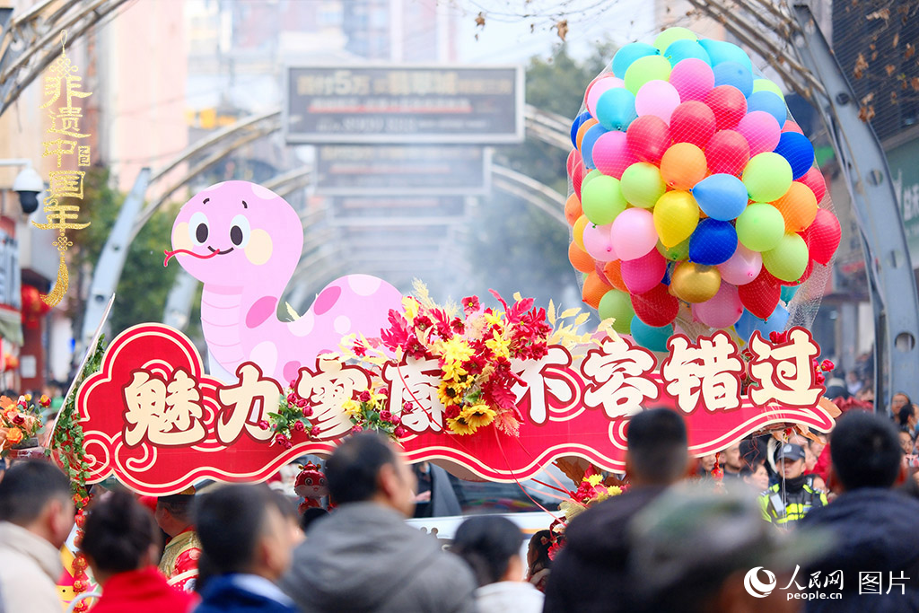 2025年1月29日，大年初一，云南省曲靖市麒麟?yún)^(qū)舉行“千人舞麒麟”活動，耍龍舞獅過大年，現(xiàn)場人山人海，熱鬧非凡。人民網(wǎng) 莊志斌攝