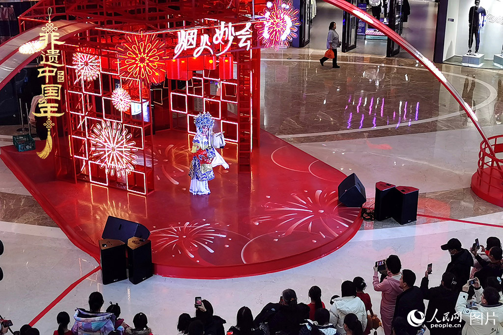 2025年1月29日，大年初一，吉林省京劇團亮相長春“煙火妙會”，演員們用的精湛技藝，為市民呈上一場韻味悠長的視聽盛宴，一招一式盡顯京劇魅力?，F(xiàn)場還進行了京劇知識科普，讓傳統(tǒng)文化在互動中 “活” 起來，為新春佳節(jié)增添了一抹濃厚的文化底色 。人民網(wǎng)記者 王帝元攝