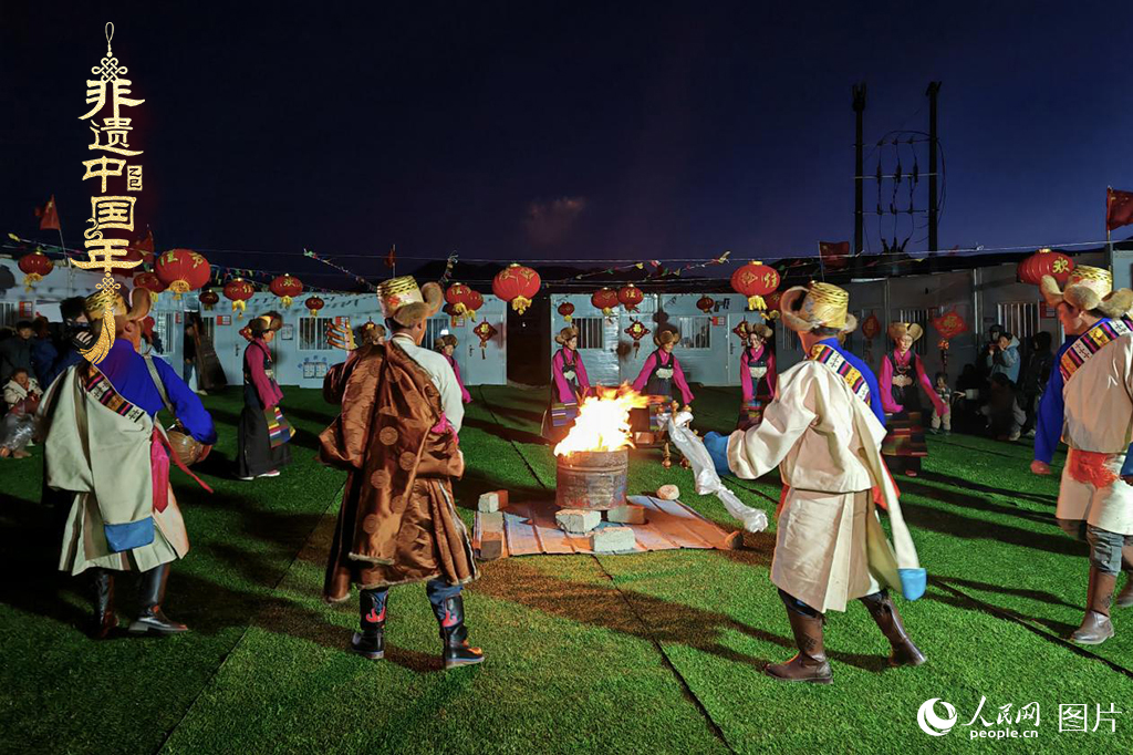 2025年1月28日，西藏自治區(qū)日喀則市定日縣尼轄鄉(xiāng)轄措村升起篝火，跳起鍋莊，迎接新年的到來。（鍋莊舞，又稱為“果卓”、“歌莊”、“卓”等，藏語意為圓圈歌舞，是藏族三大民間舞蹈之一。2006年5月20日，鍋莊舞經(jīng)中華人民共和國國務院批準列入第一批國家級非物質(zhì)文化遺產(chǎn)名錄）人民網(wǎng)記者 次仁羅布攝