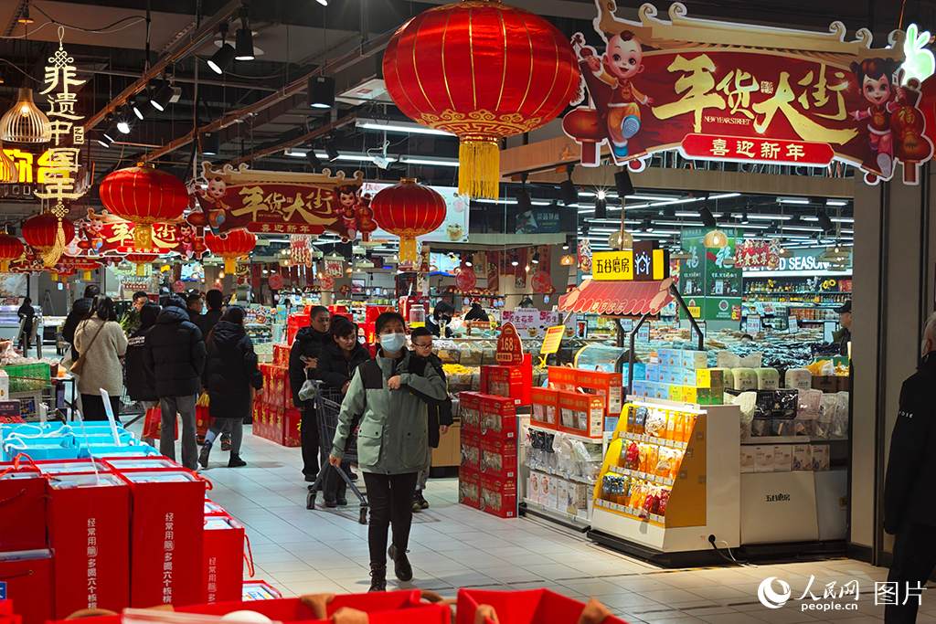 2025年1月28日，在河北省三河市的一家超市，市民們正在采購年貨。人民網(wǎng)記者 翁奇羽攝