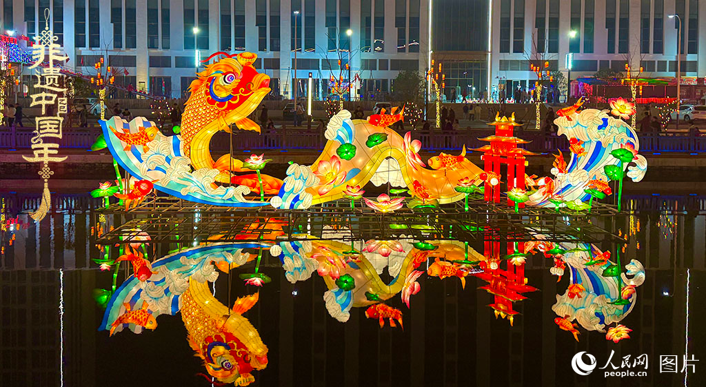 2025年1月22日，2025潛江燈會如約亮燈，近百組主題花燈、300余組裝飾彩燈一一亮相，吸引眾多游客觀賞。潛江燈會是湖北省潛江地區(qū)春節(jié)、元宵期間全民趕會的綜合性傳統(tǒng)民俗活動，2021年入選第五批國家級非物質(zhì)文化遺產(chǎn)代表性項目名錄。人民網(wǎng)記者 張雋攝
