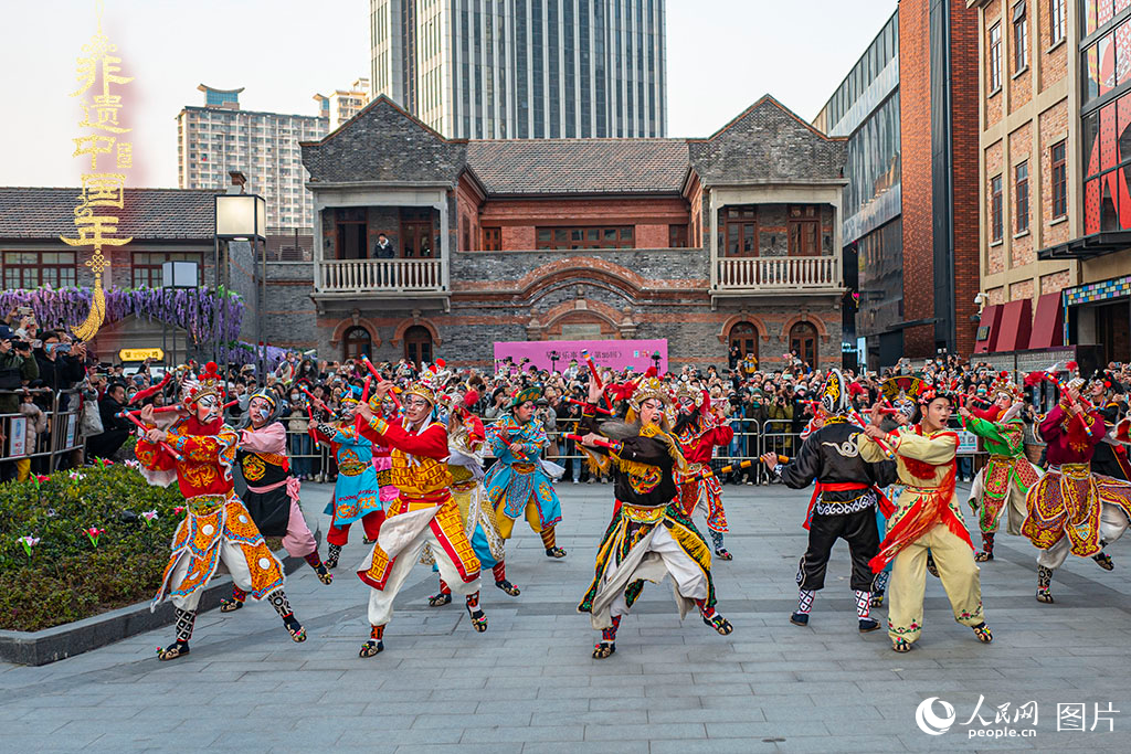 2025年1月19日，上海虹口區(qū)的今潮8弄，精彩的潮汕英歌舞上演，吸引市民駐足觀看。人民網(wǎng)記者 王初攝