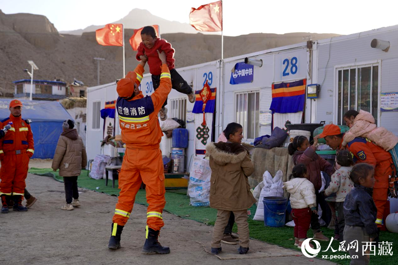 熱木青村安置點，消防員們同孩子們嬉戲玩耍。人民網(wǎng)記者 次仁羅布攝