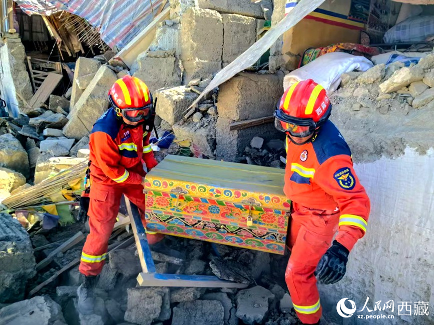 消防救援人員搜救受災(zāi)群眾財產(chǎn)。人民日報記者 徐馭堯攝