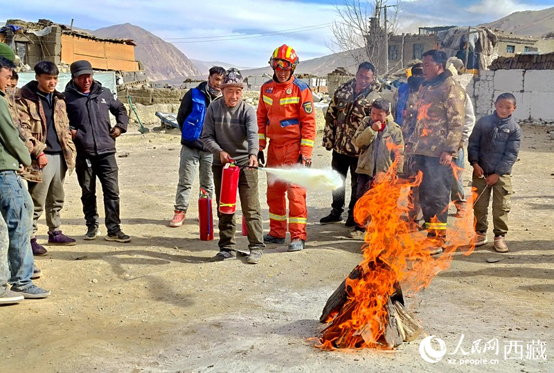 消防救援人員在安置點組織開展滅火實戰(zhàn)演練。人民日報記者 徐馭堯攝