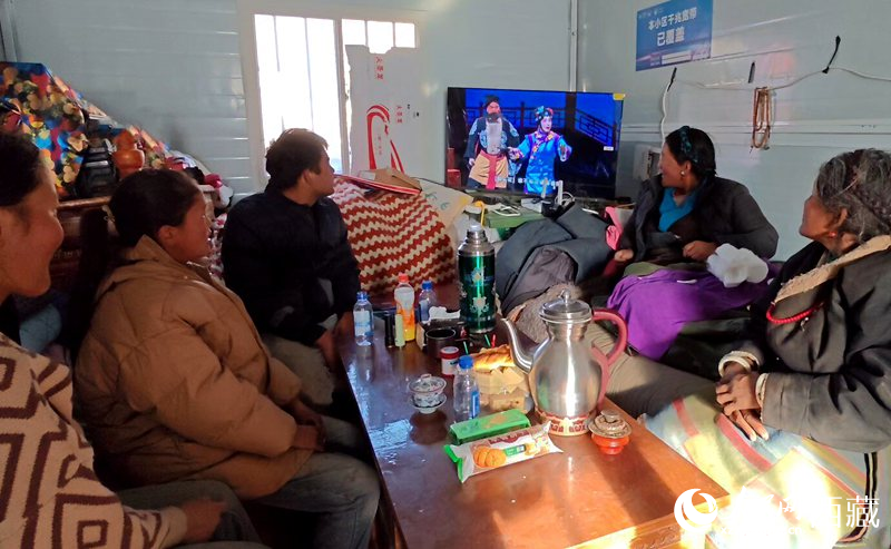 群眾在安置點(diǎn)板房?jī)?nèi)看電視。人民網(wǎng)記者 吳雨仁攝