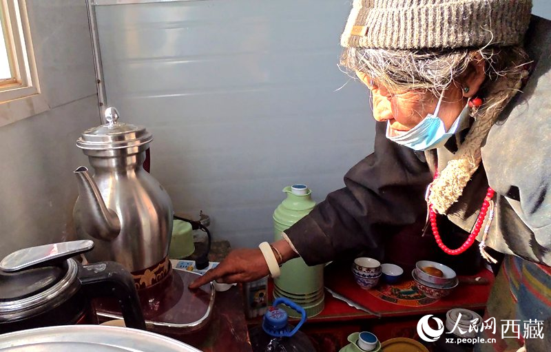 達(dá)瓦次仁的媽媽在做酥油茶。人民網(wǎng)記者 吳雨仁攝