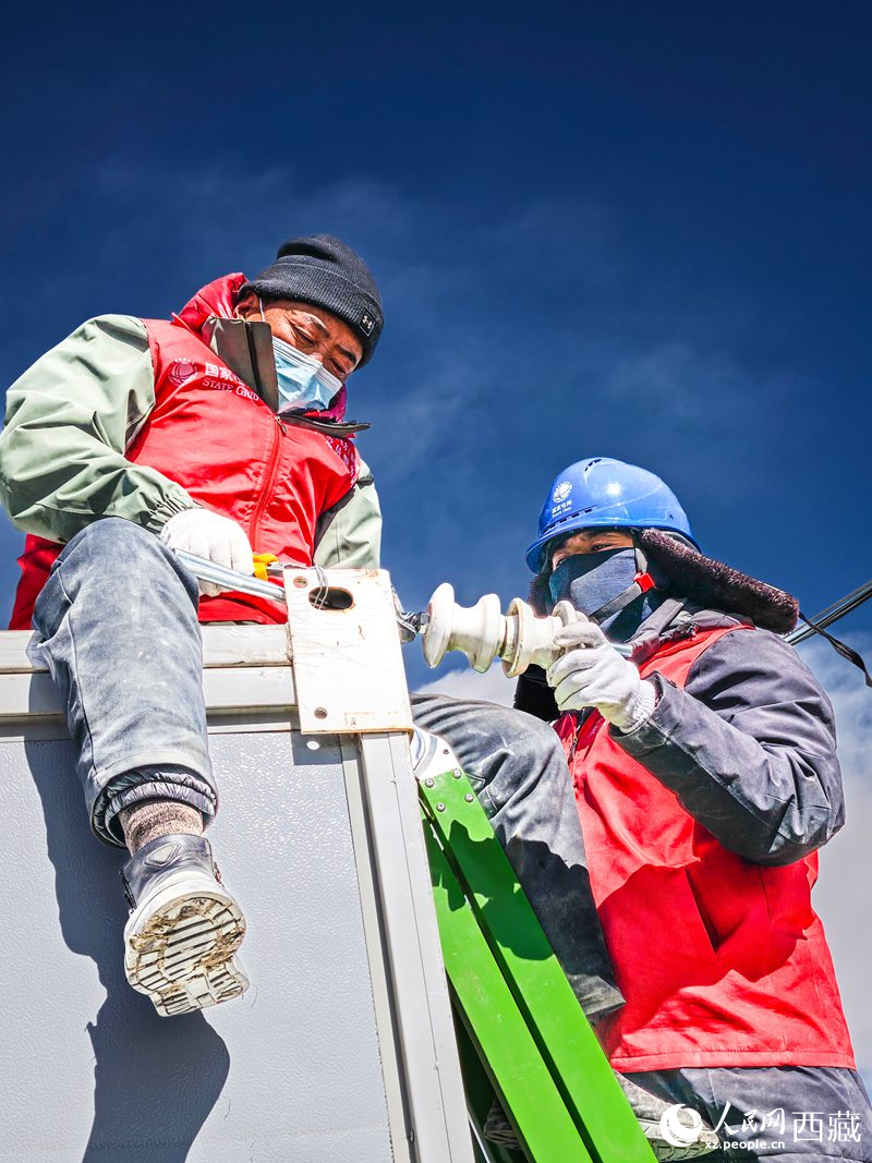 國(guó)網(wǎng)日喀則共產(chǎn)黨員服務(wù)隊(duì)隊(duì)員檢查板房線路。人民網(wǎng)記者 吳雨仁攝