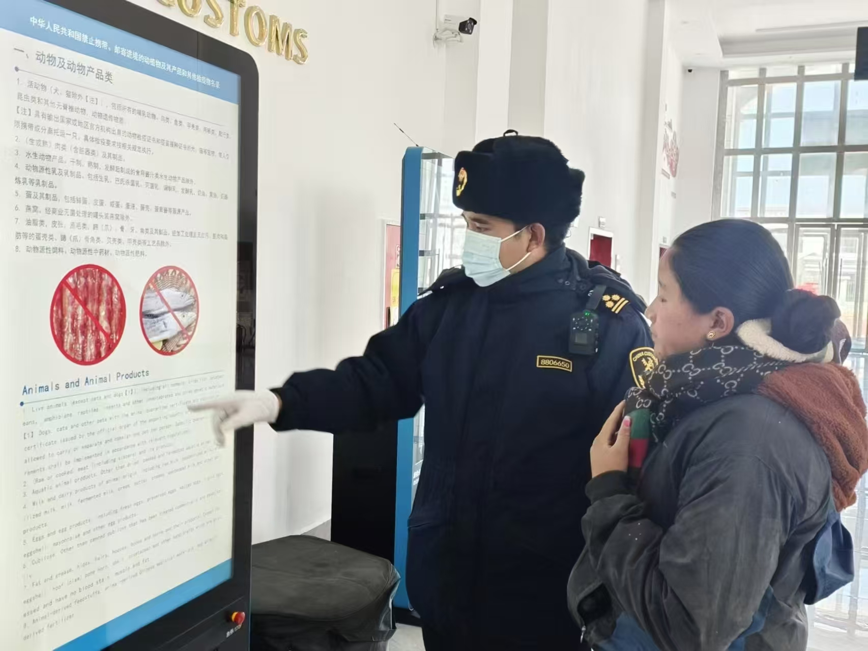 海關(guān)關(guān)員對(duì)入境邊民進(jìn)行禁止攜帶、郵寄進(jìn)境動(dòng)植物及其產(chǎn)品解讀。次旺久美攝
