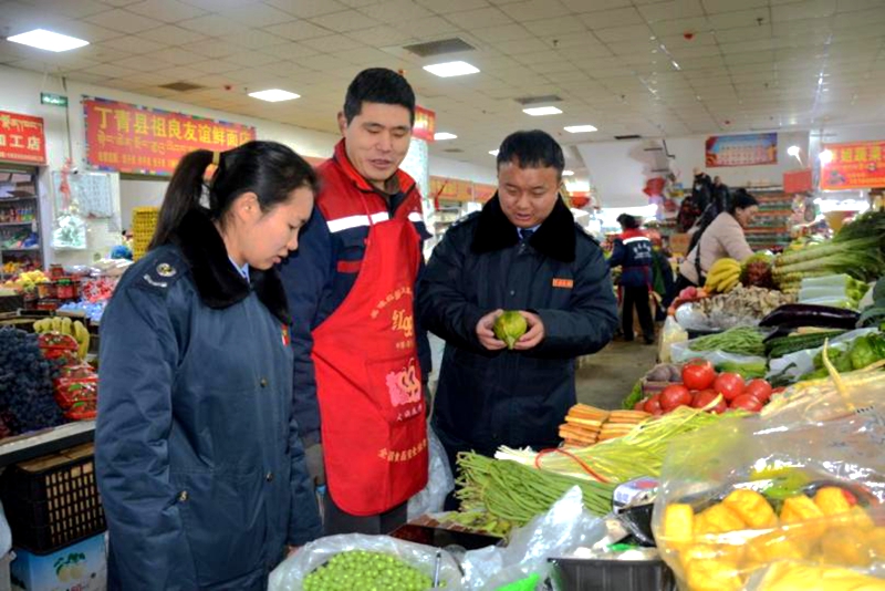 國家稅務總局丁青縣稅務局干部走訪了解春節(jié)蔬菜市場供求情況。楊虹攝